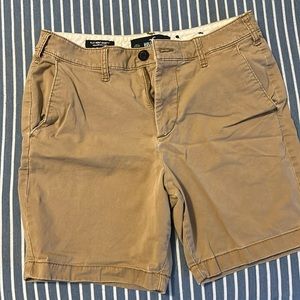 Hollister flat front 7” khaki short